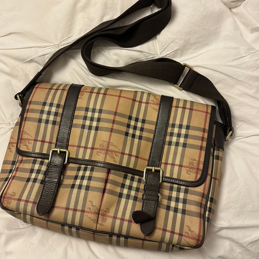 Vintage Burberry messenger bag. Very good condition.